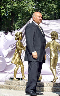 Mayor Luzhkov and statues / Мэр Лужков и статуи